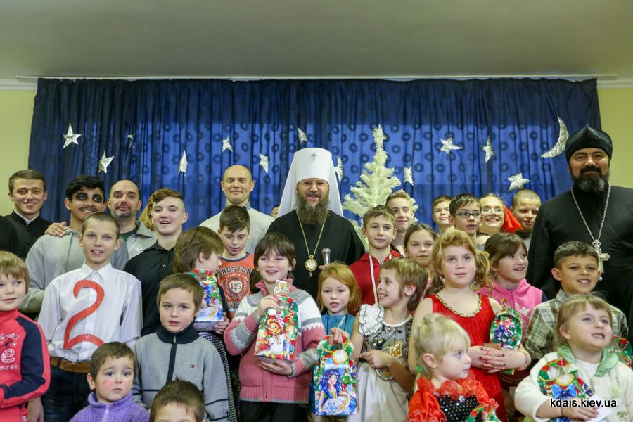 Праздник для детей, потерявших семью: подарки из рук митрополита и секрет, который всегда поможет (фото)