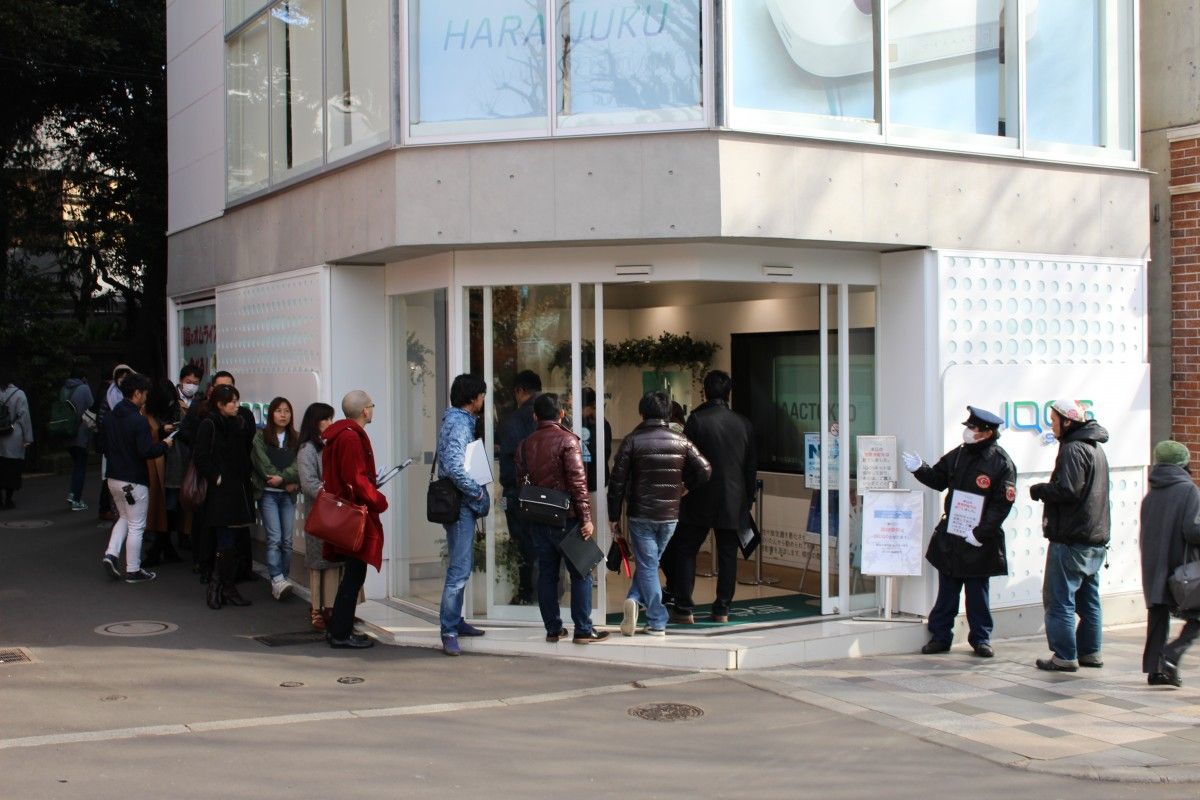 Japanese smokers stops smoking cigarettes by choosing 