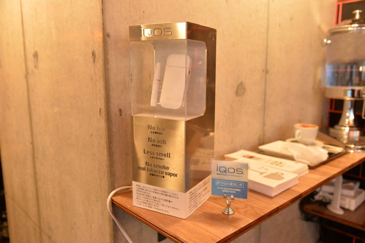 Smokers in the restaurant are offered to try the heated tobacco, taking the unit for rent.