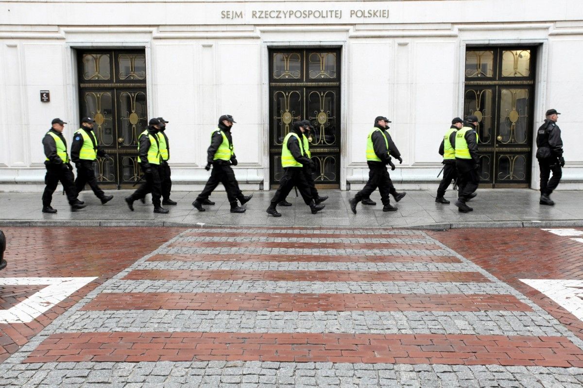 Полиция возле Сейма в Варшаве / REUTERS Полиция возле Сейма в Варшаве / REUTERS