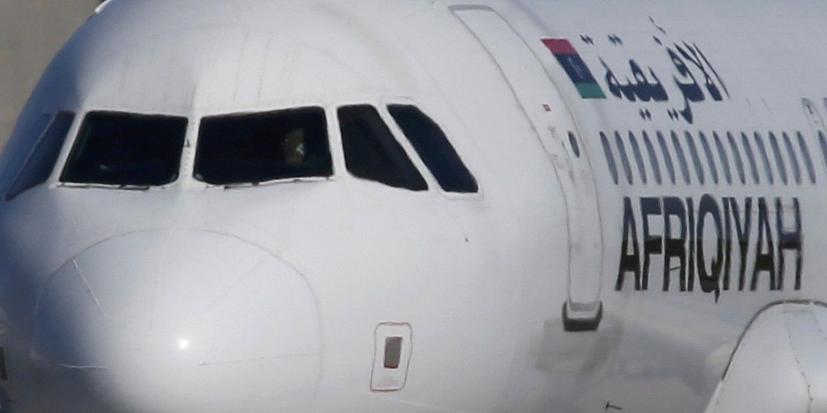 Угнанный ливийский лайнер стоит на взлетно-посадочной полосе в аэропорту Мальты / REUTERS
