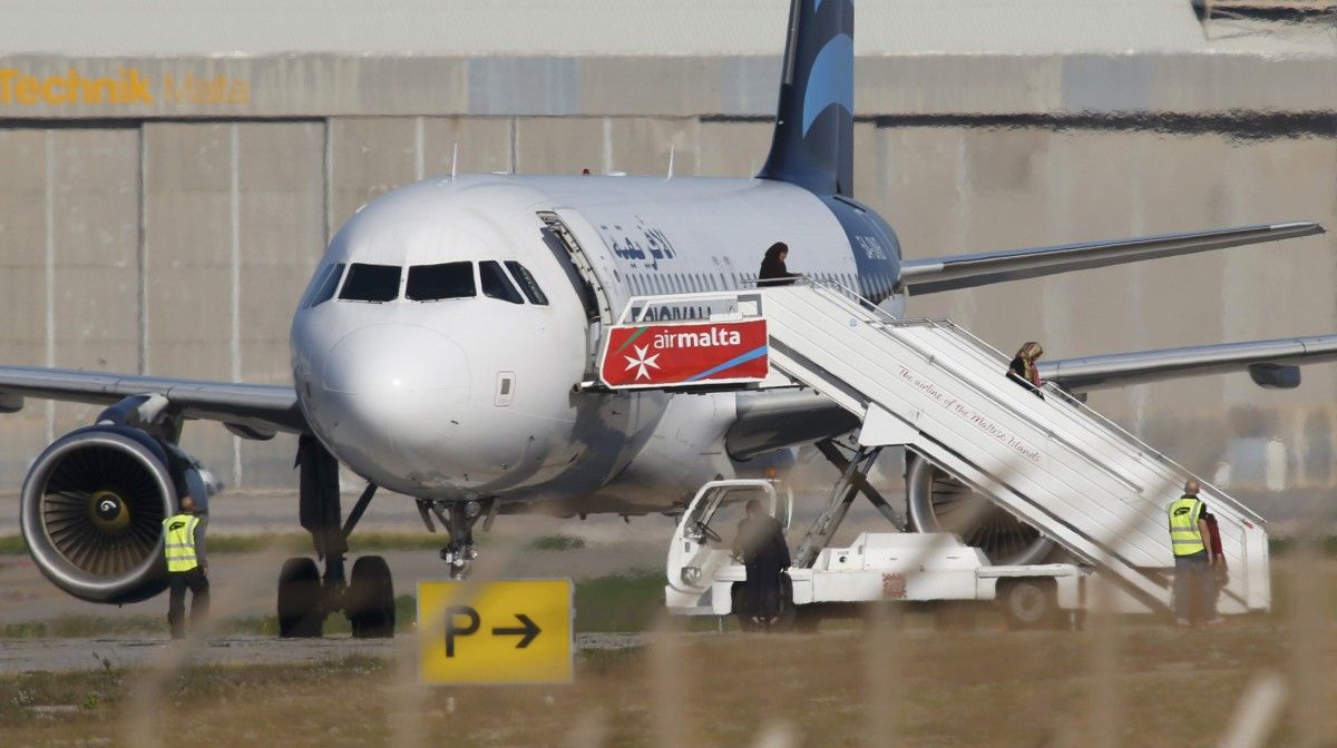 Пассажиры выходят из угнанного самолета / REUTERS