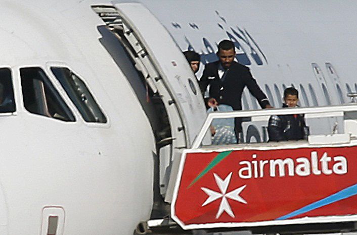 Пассажиры выходят из угнанного самолета / REUTERS