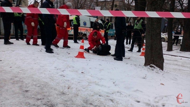 У Хмельницькому сьогодні вранці патрульні поліцейські застрелили чоловіка, який колов перехожих невідомим предметом / ye.ua У Хмельницькому сьогодні вранці патрульні поліцейські застрелили чоловіка, який колов перехожих невідомим предметом / ye.ua