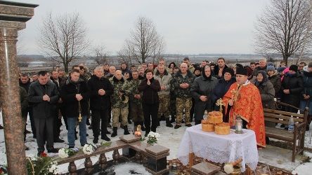 Помолитись за упокій героя прийшли батьки, друзі, сусіди та побратими / oda.te.gov.ua Помолитись за упокій героя прийшли батьки, друзі, сусіди та побратими / oda.te.gov.ua