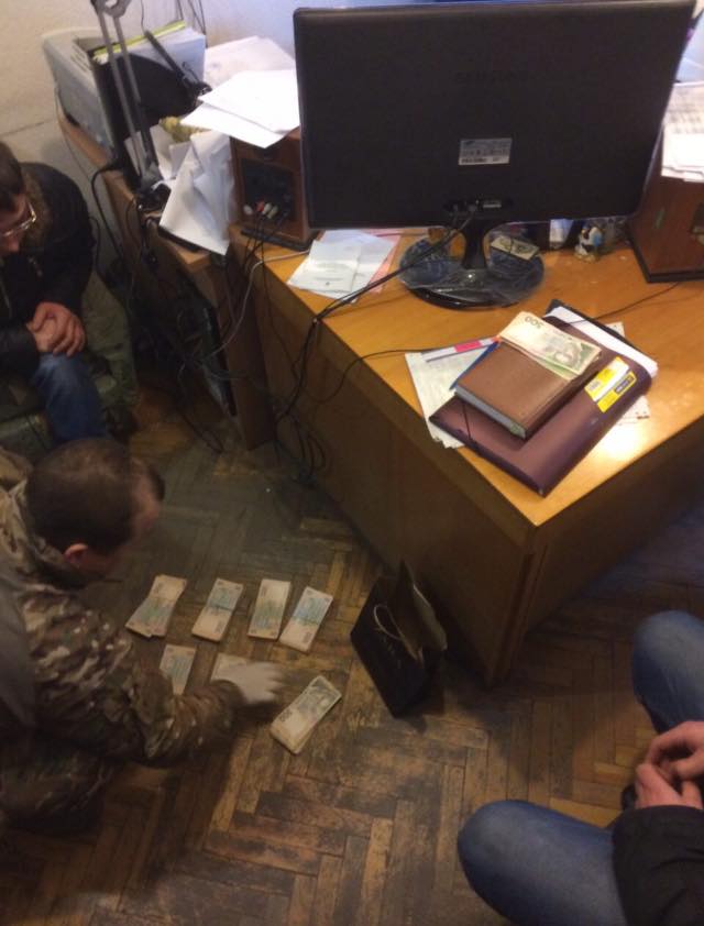 В Одесі піймали чиновника Міноборони під час отримання хабара (фото) В Одесі піймали чиновника Міноборони під час отримання хабара (фото)