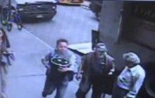 В Нью-Йорке разыскивают мужчину, который незаметно унес из инкассаторской машины 36 кг золота (видео)