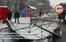 Водій фури, яка знесла зупинку та перукарню в Києві, озвучив свою версію ДТП