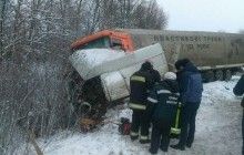 На Хмельниччині внаслідок зіткнення фури і мікроавтобуса загинуло двоє людей (фото)