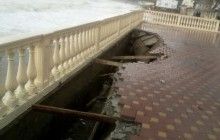 Місцеві жителі порівняли потужний шторм в Сочі з цунамі 2004 року: знесено пляжні споруди і "елітки" (фото, відео)