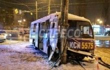 В Киеве маршрутка сбила двух пешеходов на остановке и врезалась в столб (фото)