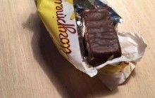 "Подвійний сюрприз - рухомий і нерухомий": у Львові жінка купила у супермаркеті цукерки з хробаками (фото, відео)