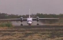 Украинский самолет Ан-32 совершил зрелищную посадку - прямо на землю (видео)