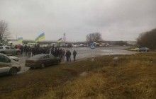 Під Тернополем екс-правоохоронці в рамках всеукраїнської акції протесту на годину заблокували рух транспорту