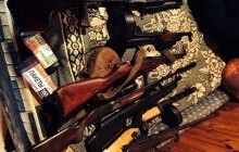 На Одесщине в частном доме обнаружили арсенал оружия и склад безакцизной водки (фото)