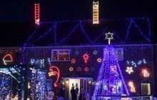 В британском городке жители украшают дворы рождественскими огнями ради благотворительности (фоторепортаж)