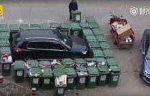 Штраф за паркування: у Китаї двірник заблокував позашляховик 40 сміттєвими баками (відео)
