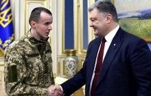 Порошенко - звільненому "кіборгу": "Ти показав, хто такий справжній український воїн" (фото)