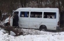 В Черниговской области микроавтобус съехал в кювет, госпитализированы 17 человек