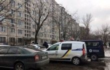 Вдарив сусіда пістолетом і закрився в квартирі: поліція веде переговори з неадекватним киянином