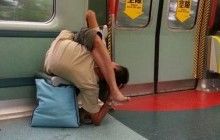 Гнучкий чоловік, що приймає дивні пози в гонкогському метро, став зіркою інтернету