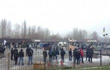 Баррикады и брусчатка: в Киеве возле "Харьковской" произошли стычки из-за демонтажа МАФов (фото, видео)