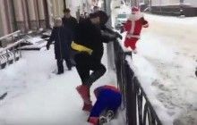 Екшн по-російськи: в Казані посеред вулиці побилися Бетмен, Людина-Павук і Санта-Клаус (відео)