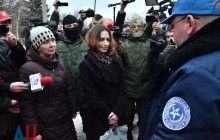 Одна влюбилась в террориста "ЛНР": журналист рассказал о двух "пленных", которых боевики передали Киеву