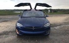 Подарок владельцам Tesla Model X: электрокар получил "марсианский" навигатор и "рождественский" режим (видео)