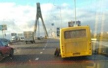 У столичной маршрутки во время движения по Московскому мосту отлетело колесо (фото)