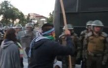 В столице Чили сотни индейцев вступили в схватку за земли своих предков (видео)
