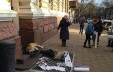 В Одессе под здание облполиции принесли трупы отравленных собак (фото)