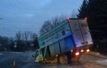 У Львові під вантажівкою провалився асфальт, каналізаційні стоки витікають на дорогу (фото)