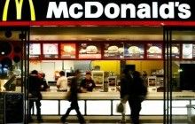 В США 167 незнакомцев накормили друг друга обедами из "Макдональдс"