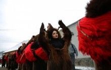Жителі румунського міста вийшли на парад у ведмежих шкурах (фоторепортаж)