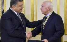 Порошенко вручив державні нагороди двом американським сенаторам – Маккейну та Грему (фото)