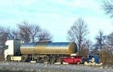 Под Харьковом легковушка въехала в автоцистерну: один человек погиб