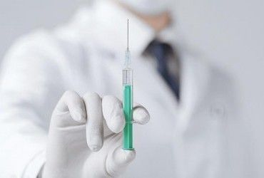 В Сербии мужчине случайно сделали прививку от COVID-19 двумя разными вакцинами (видео)