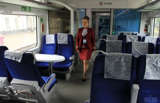 «Укрзалізниця» збільшила кількість додаткових поїздів до Трійці (список)