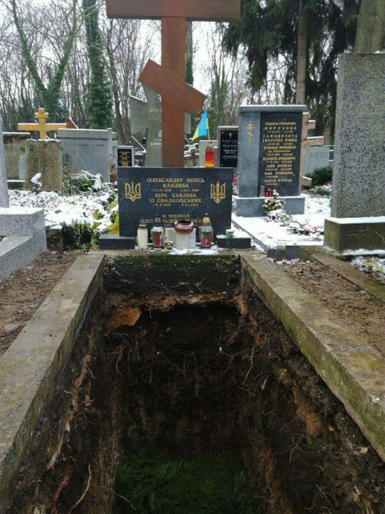 Останки Олеся та його дружини дружини були переміщені до депозитарію кладовища / zn.ua Ігор Булига Останки Олеся та його дружини дружини були переміщені до депозитарію кладовища / zn.ua Ігор Булига
