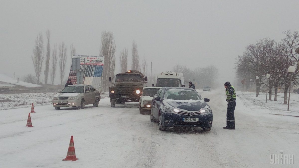 В ГСЧС заявили, что ситуация на дорогах контролируемая / УНИАН В ГСЧС заявили, что ситуация на дорогах контролируемая / УНИАН