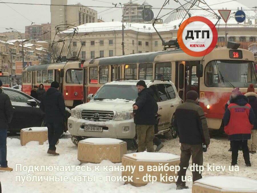 Автомобиль с дипномерами на полчаса заблокировал движение трамваев / facebook.com/dtp.kiev.ua Автомобиль с дипномерами на полчаса заблокировал движение трамваев / facebook.com/dtp.kiev.ua
