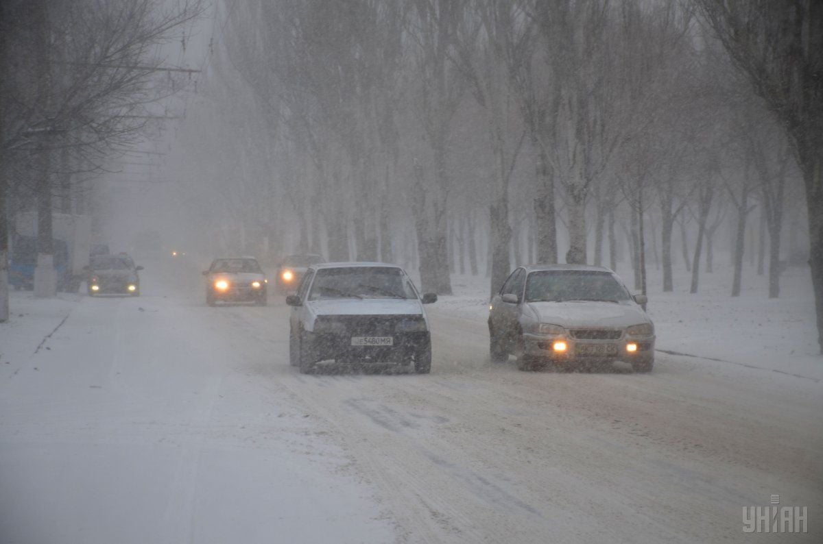 Непогода продолжает усложнять жизнь автомобилистам / Фото УНИАН