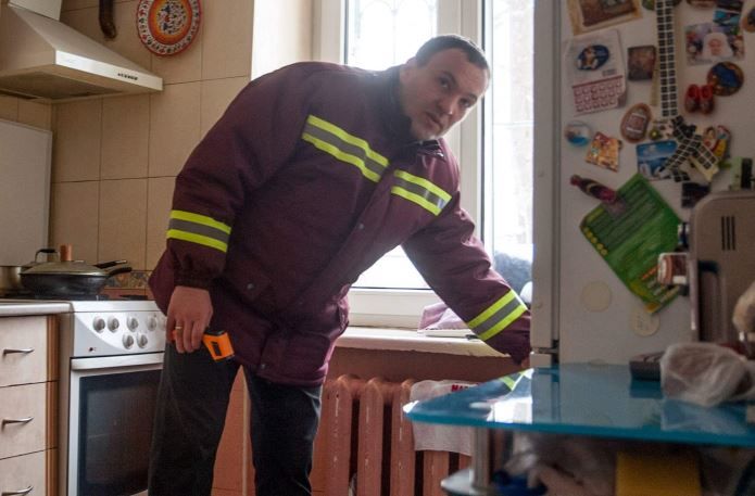 Петр Пантелеев проинспектировал квартиры киевлян, которые жаловались на низкую температуру Петр Пантелеев проинспектировал квартиры киевлян, которые жаловались на низкую температуру