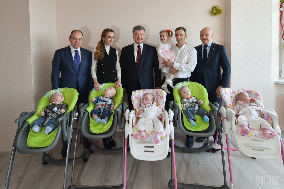 Президент Украины Петр Порошенко во время рабочей поездки в Одесскую область посетил многодетную семью / Фото: УНИАН Президент Украины Петр Порошенко во время рабочей поездки в Одесскую область посетил многодетную семью / Фото: УНИАН