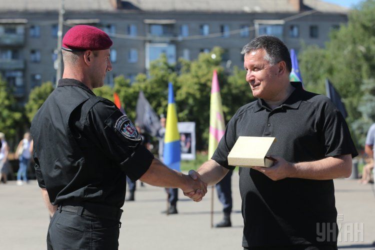 Аваков раздал больше всего огнестрельных наград в 2014-2015 годах / Фото УНИАН Аваков раздал больше всего огнестрельных наград в 2014-2015 годах / Фото УНИАН