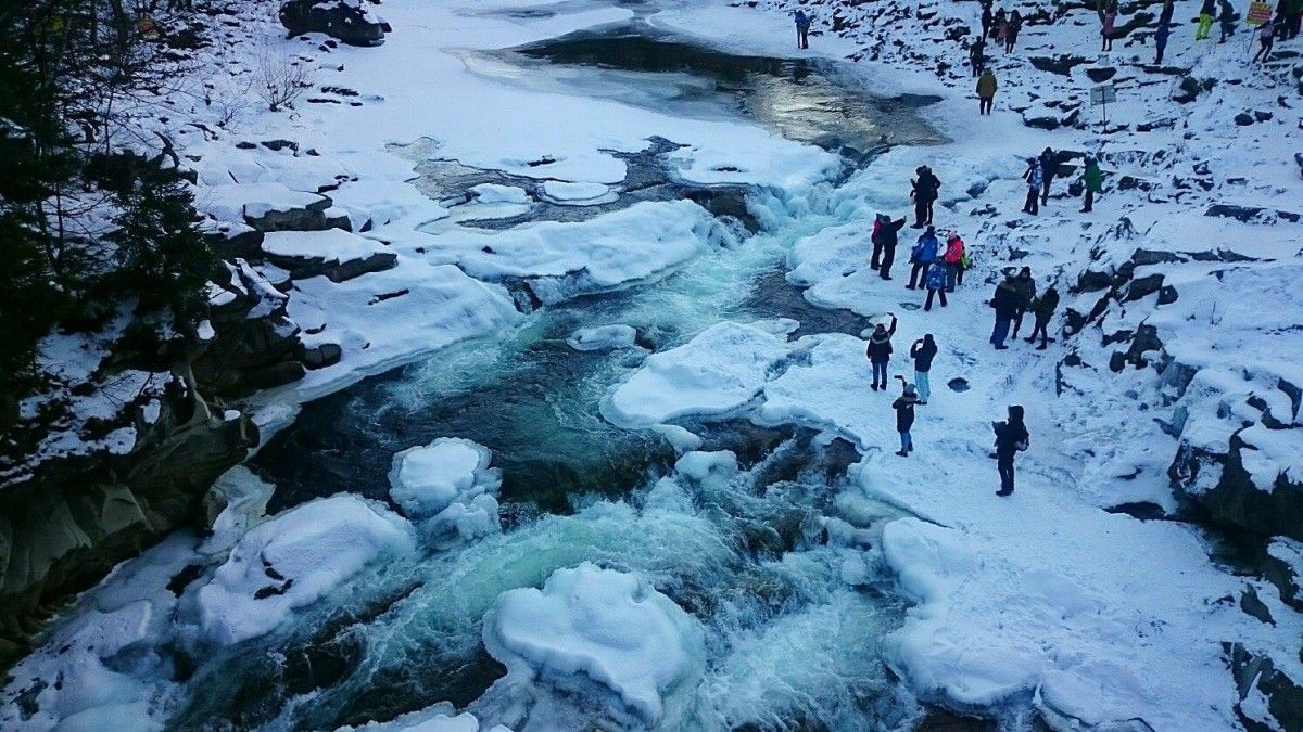 Водопадом Пробой течет холодная вода и он замерзает при очень низких температурах / Водопадом Пробой течет холодная вода и он замерзает при очень низких температурах /