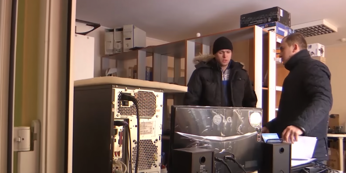 Журналистов ТСН вытолкали из офиса / Скриншот Журналистов ТСН вытолкали из офиса / Скриншот