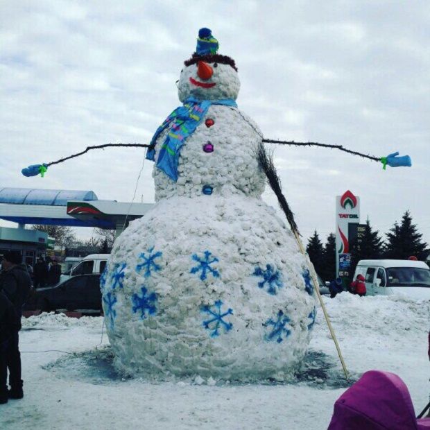 Висота сніговика становить 6 метрів / vk.com/kettown Висота сніговика становить 6 метрів / vk.com/kettown