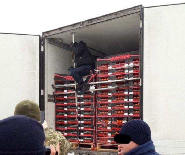 Мужчина скрывался в холодильной камере / dpsu.gov.ua Мужчина скрывался в холодильной камере / dpsu.gov.ua
